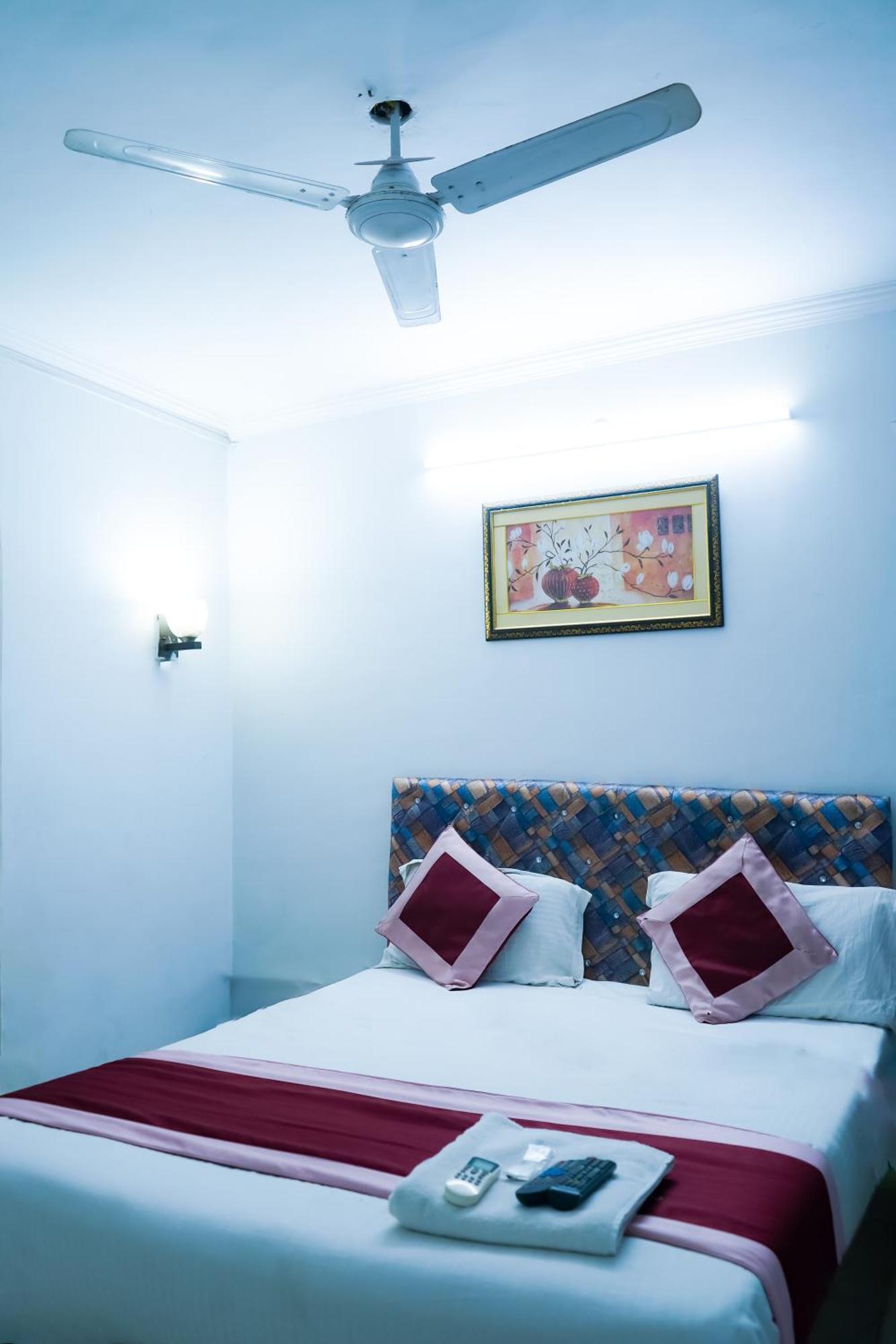 Commodo Residency - Satya Niketan Hotel